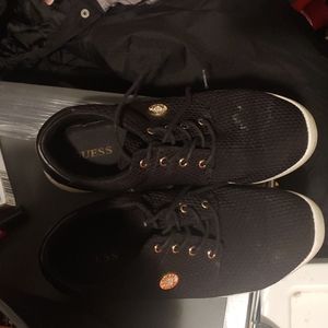Guess sneakers clean 8 1/2